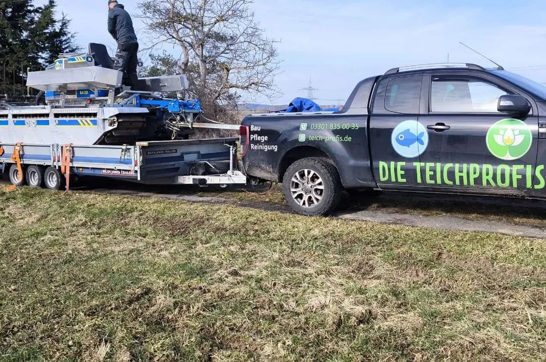 Einsatzfahrzeug der Teichprofis am Hauptsitz Oranienburg